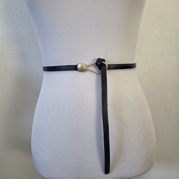 Thin black belt with gold circular buckle - Picture 3 of 7